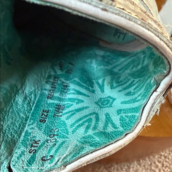 Corral cream colored western short booties. Size 7-1/2 - Picture 10 of 12